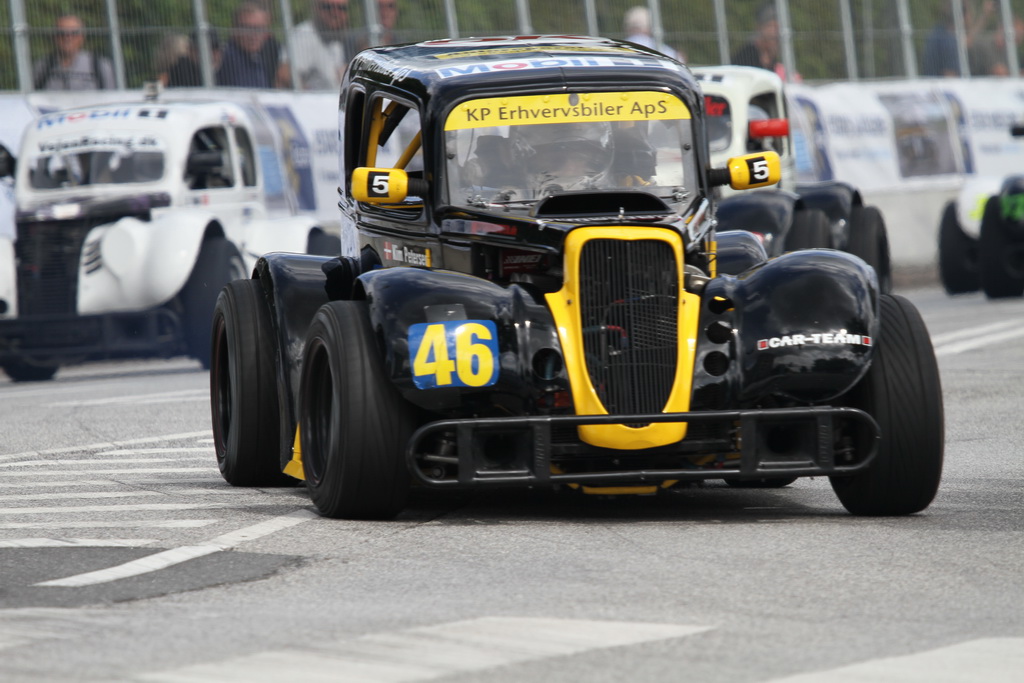 Starten er gået i et tæt løb i Legends cars.
(Foto: Motorsporten.dk)